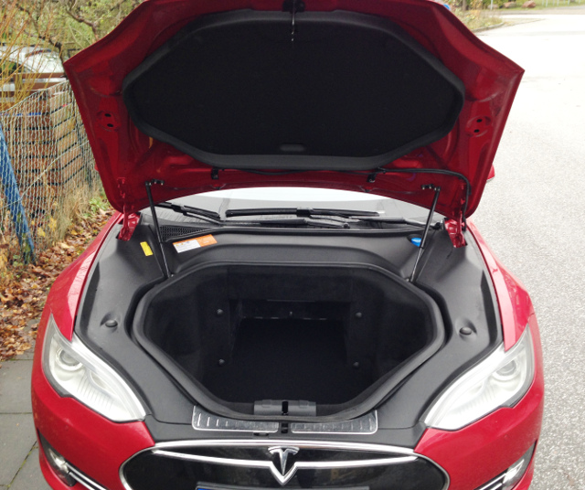 Blick in den Frontladeraum eines Tesla S